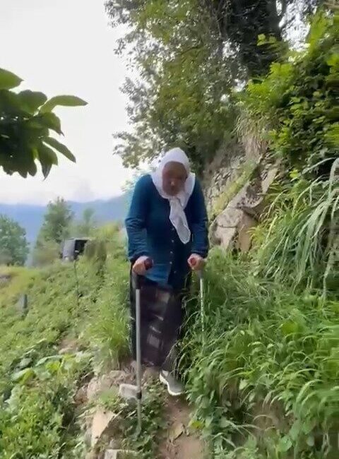Rize’nin İkizdere ilçesinde sağlık problemleri nedeniyle koltuk değnekleri ile gezmek