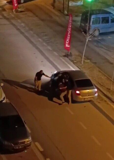 Bursa’da trafikte tartışan bir grup, araç içindeki sürücüyü tekme tokat