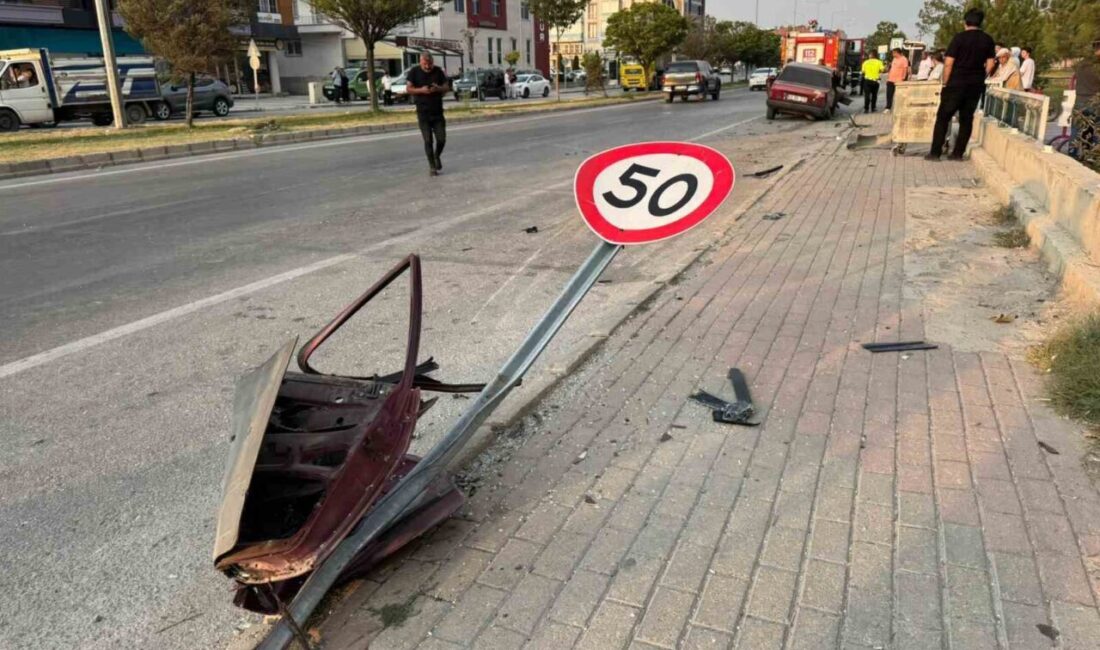 Afyonkarahisar’da kontrolden çıkarak önce hız tabelasına ardından park halindeki bir