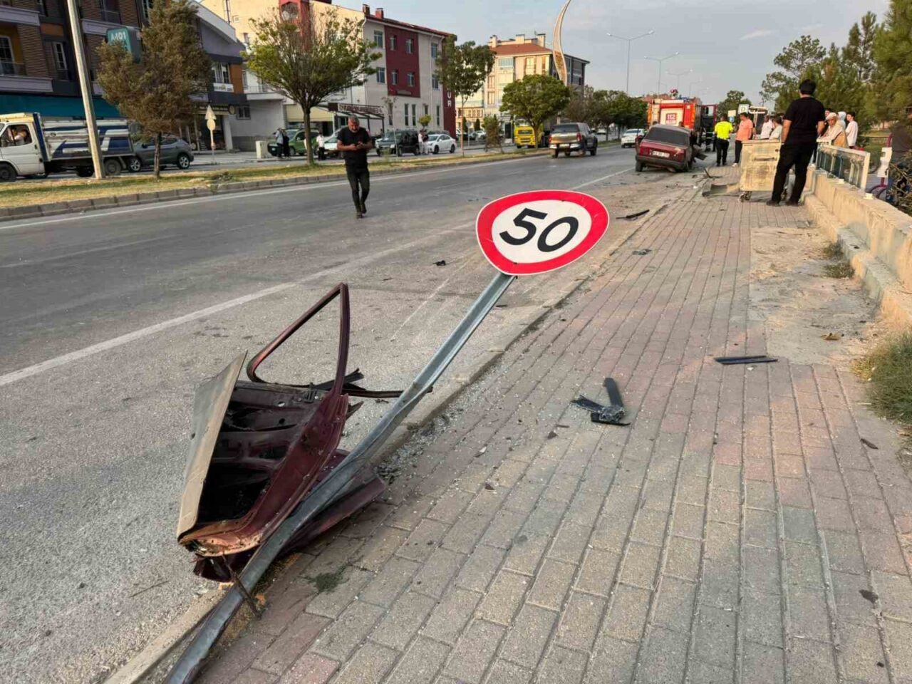 Afyonkarahisar’da kontrolden çıkarak önce hız tabelasına ardından park halindeki bir