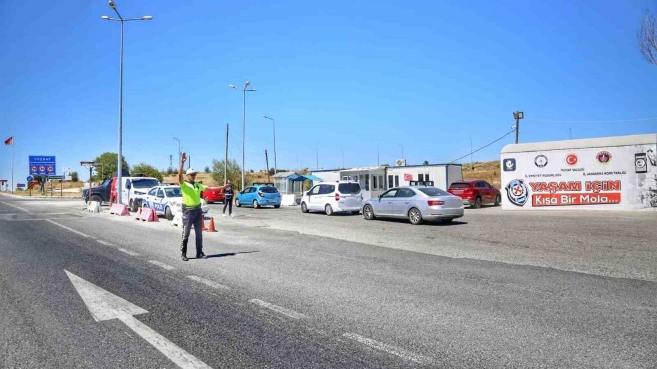 Yozgat Emniyet Müdürlüğü ekipleri tarafından uygulamalarda yüzlerce araç ve şahıs