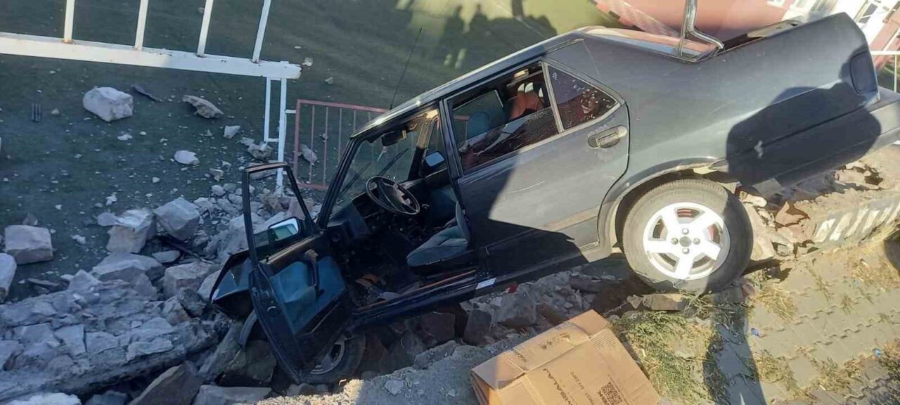 Yozgat’ın Sorgun ilçesinde kontrolden çıkan otomobil okulun bahçesine uçtu. Edinilen