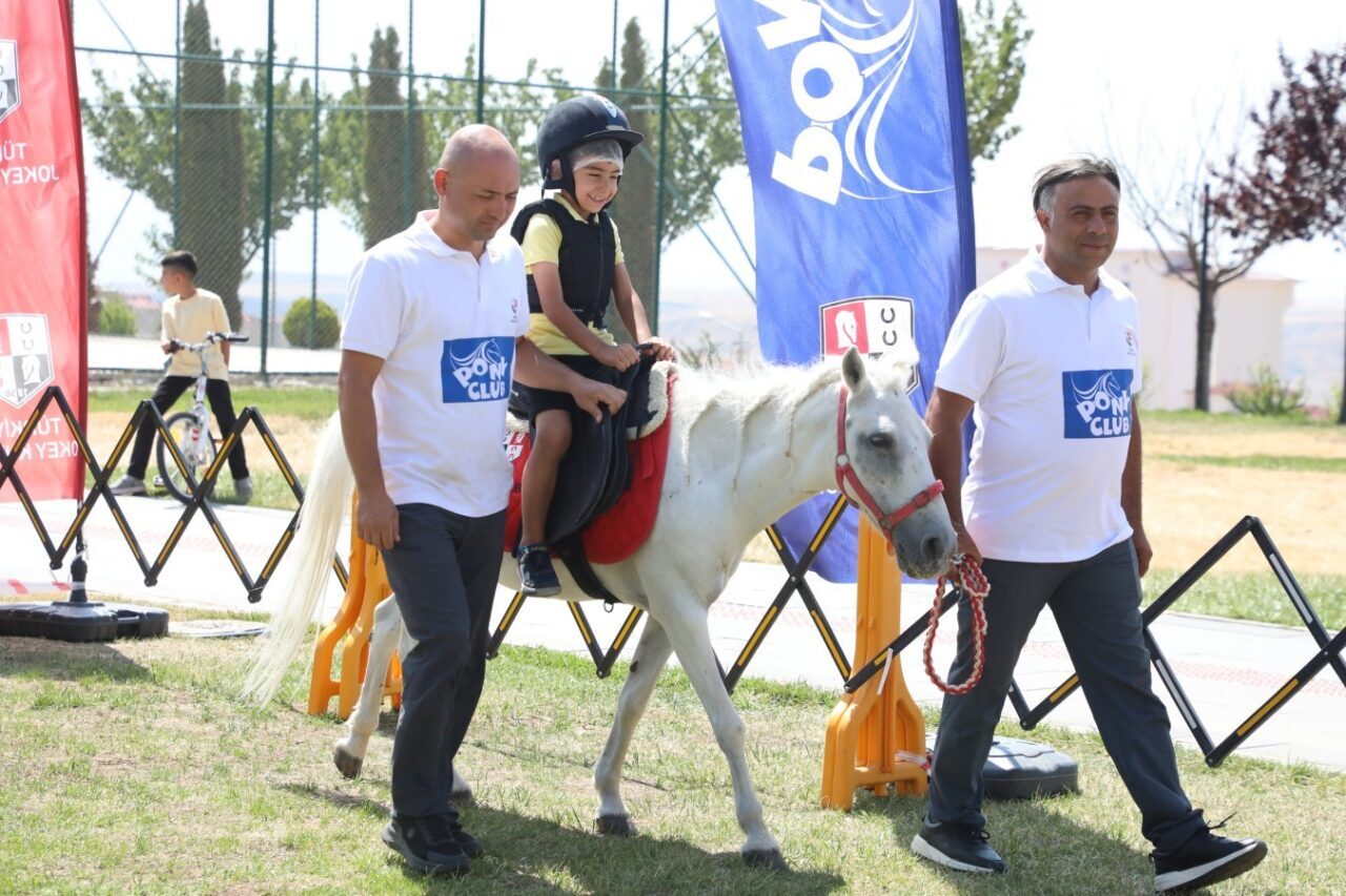 Yozgat Belediyesi, Türkiye Jokey Kulübü’nün katkılarıyla çocuklara unutulmaz anlar yaşatıyor.