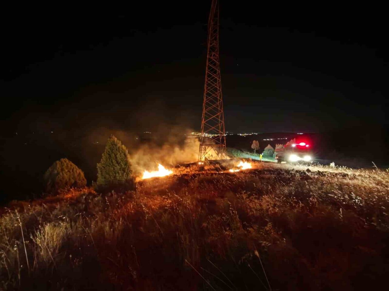 Bilecik’te dün gece bir yüksek gerilim hattı altında çıkan yangın