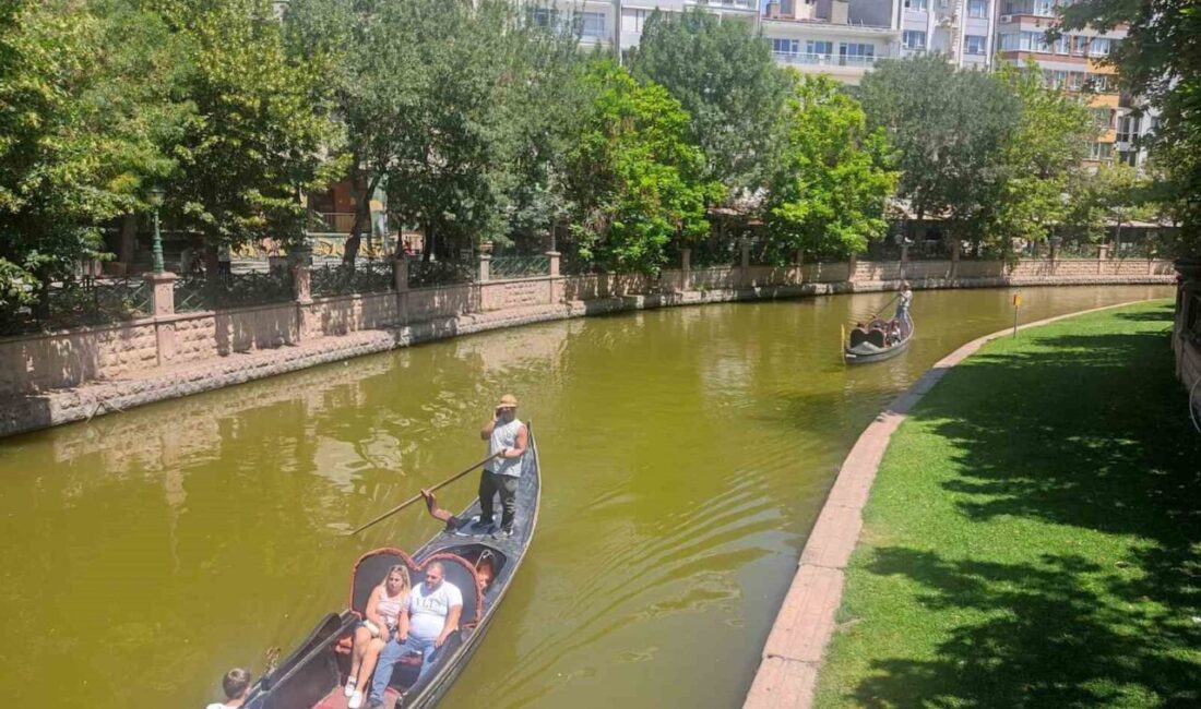 Eskişehir’e turistlik amaçlı gelen vatandaşlar mevsim normallerinin üzerinde gezen sıcaklıklara