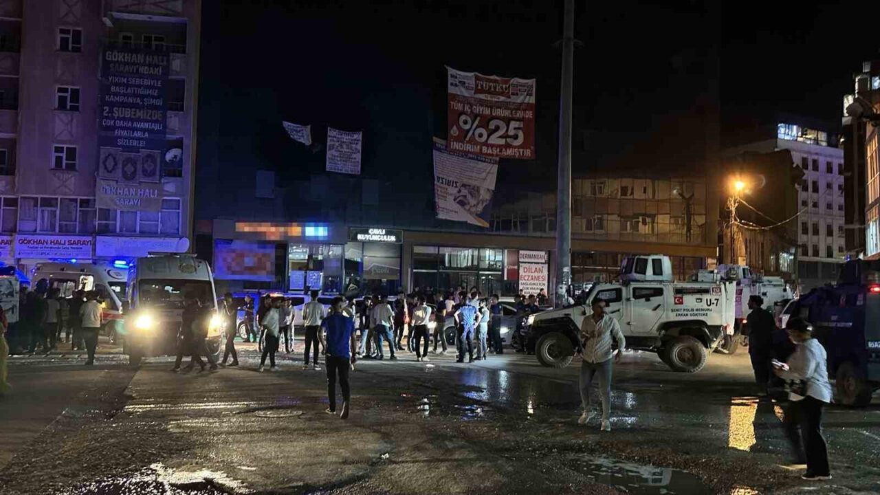 Hakkari’nin Yüksekova ilçesinde bilinmeyen bir nedenle iki grup arasında çıkan