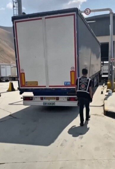 Hakkari’nin Yüksekova ilçesinde bir tırda yapılan aramada, dorsenin taban kısmındaki