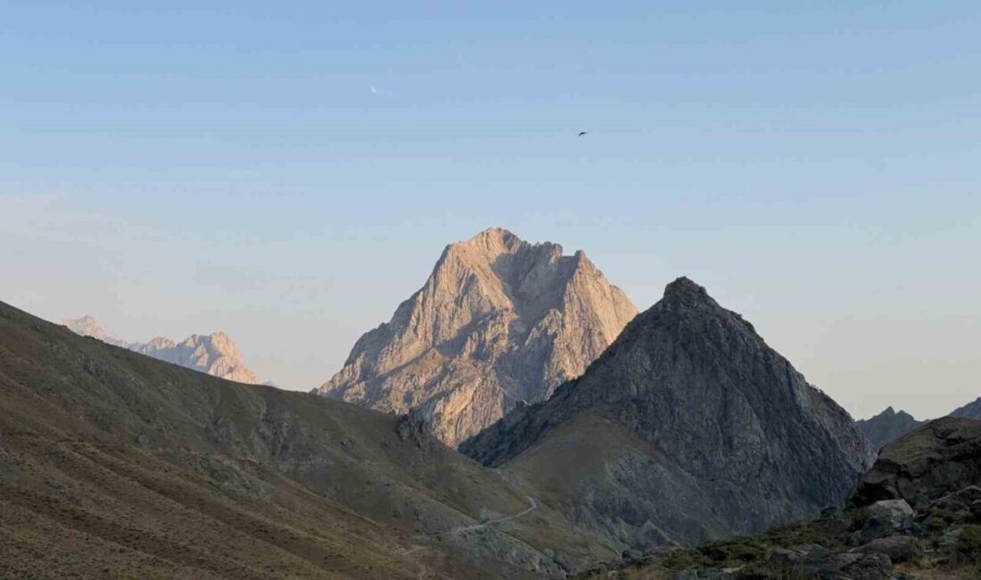 Hakkari’nin Yüksekova Ekoloji Kültürel ve Dağcılık Spor Kulübü (YEKDASDER) üyeleri,