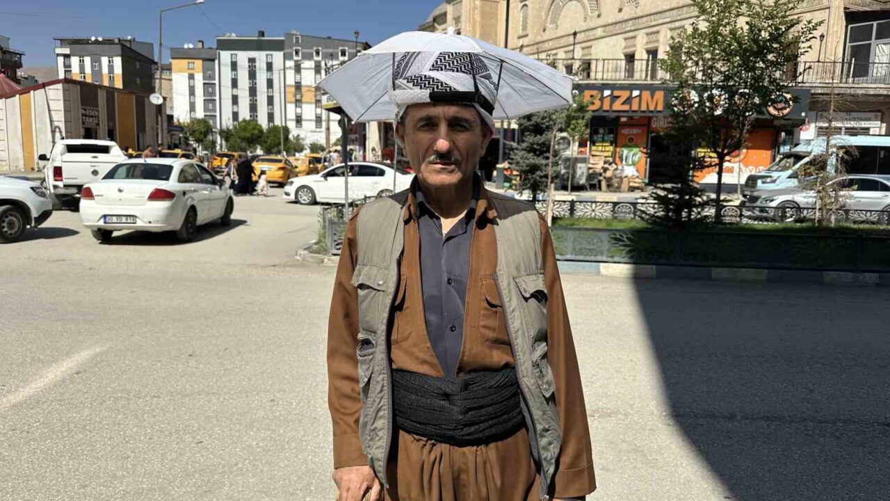Hakkari’nin Yüksekova ilçesinde bir vatandaş, 20 yıldır kafa şemsiyesiyle güneşten