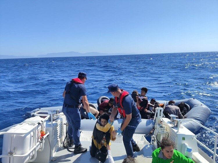 İzmir’in Seferihisar ilçesi açıklarında Yunan unsurları tarafından geri itilen lastik