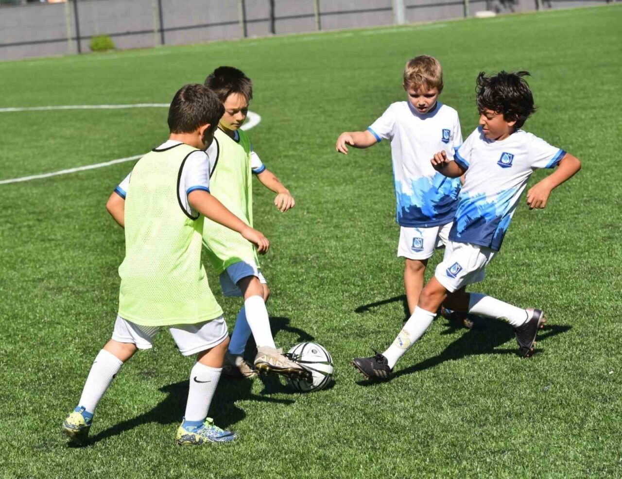 Yunusemre Belediyespor’un yaz futbol okulu tamamlandı. Kursa katılan çocuklar hem