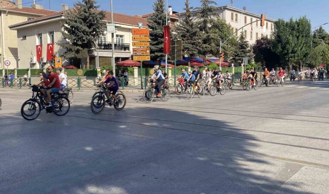 Eskişehir’de 30 Ağustos Zafer Bayramı kutlamaları çerçevesinde bisiklet turu gerçekleştirildi.