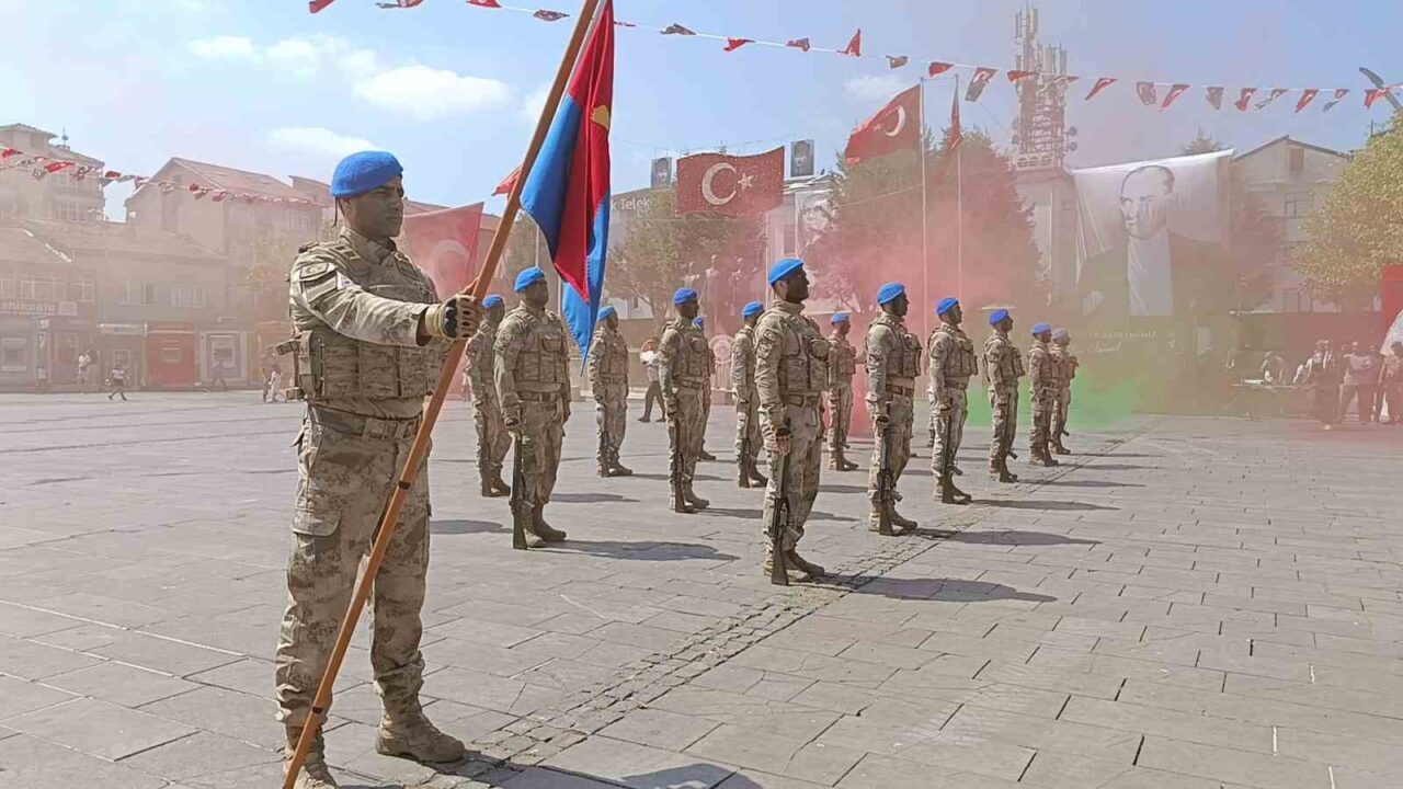 BARTIN (İHA) – Bartın’da 30 Ağustos Zafer Bayramı, Cumhuriyet Meydanı’nda