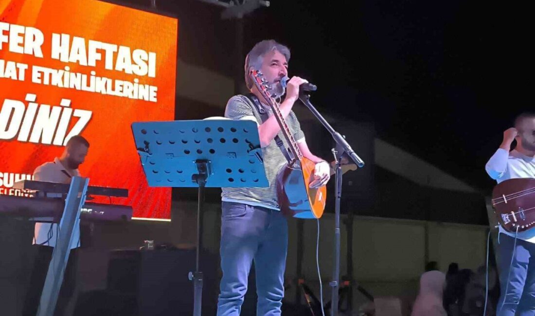 Afyonkarahisar’ın Şuhut ilçesinde düzenlenen Zafer Şenlikleri kapamında sanatçısı Ali Kınık’ın