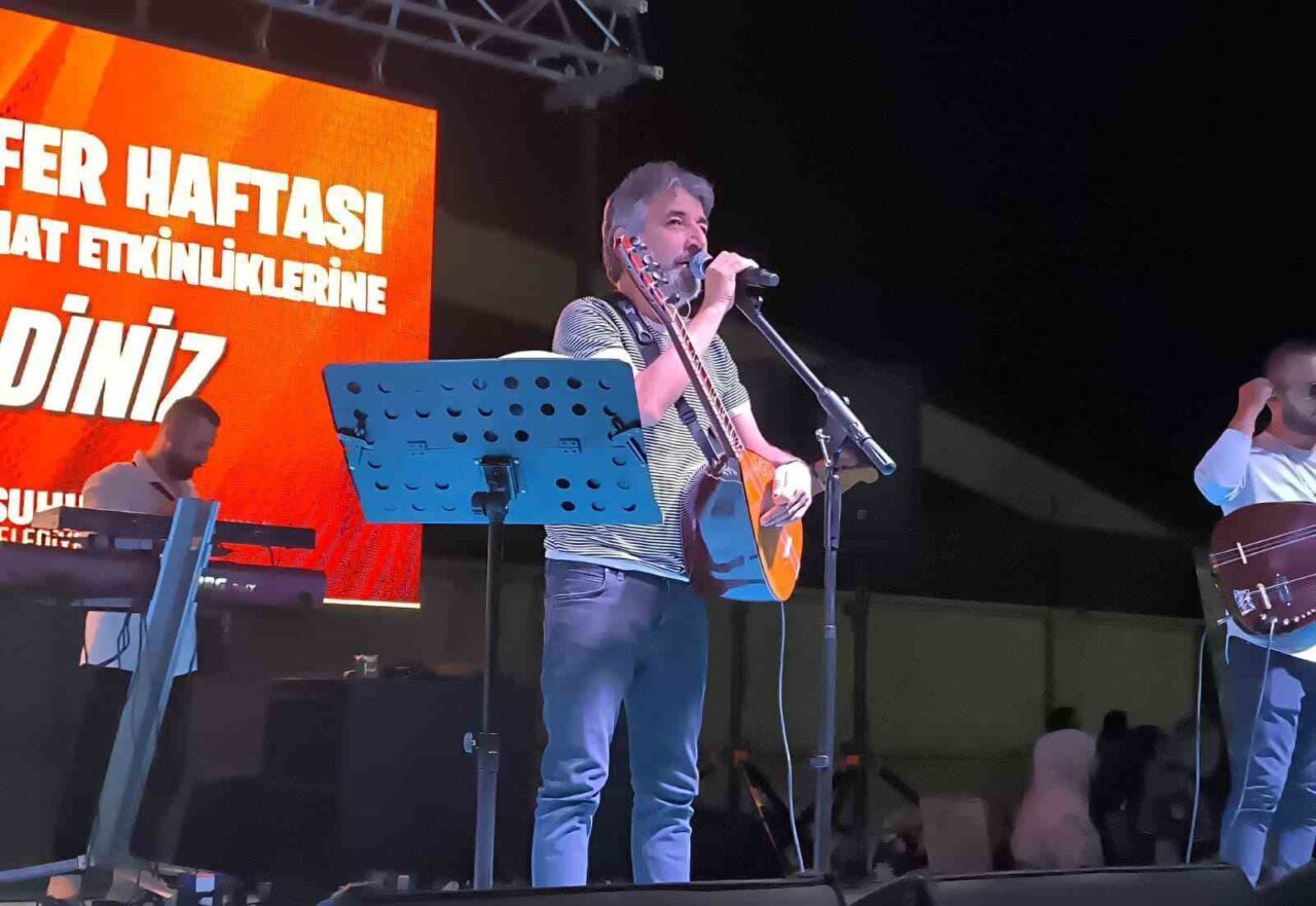 Afyonkarahisar’ın Şuhut ilçesinde düzenlenen Zafer Şenlikleri kapamında sanatçısı Ali Kınık’ın