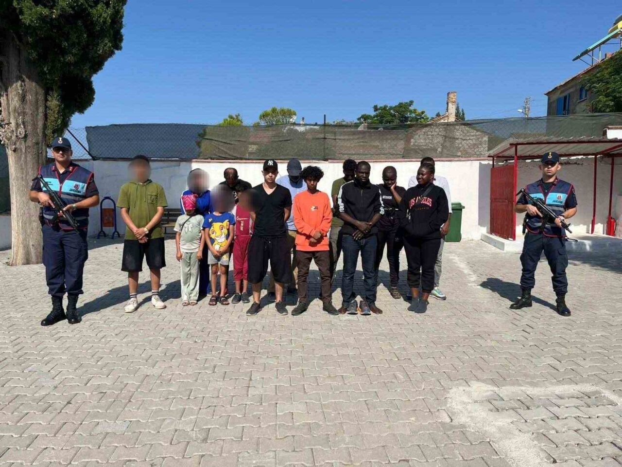 Aydın’ın Didim ilçesinde zeytinlik alana saklanan 16 düzensiz göçmen yakalandı.