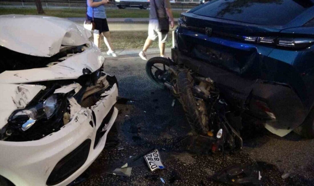 Antalya’da meydana gelen zincirleme trafik kazasında iki araç arasında sıkışan