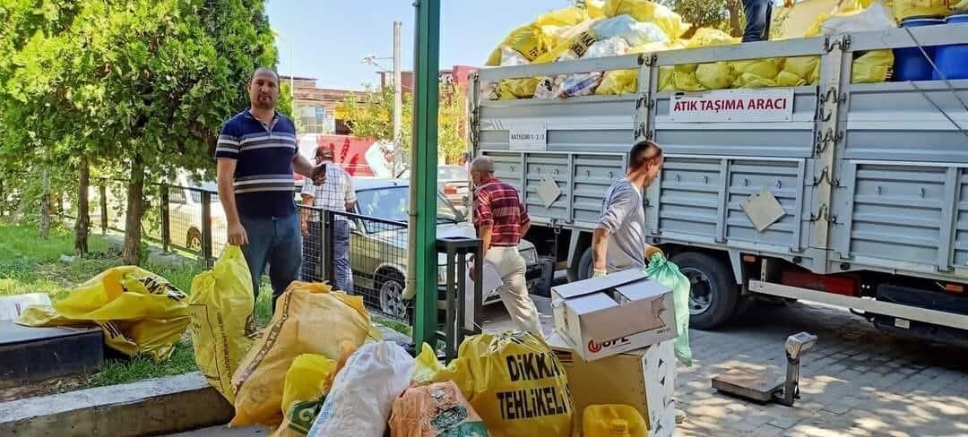 Aydın’ın Söke ilçesinde arazilerde kullanılan zirai ilaç ambalajlarının çevreye atılmaması