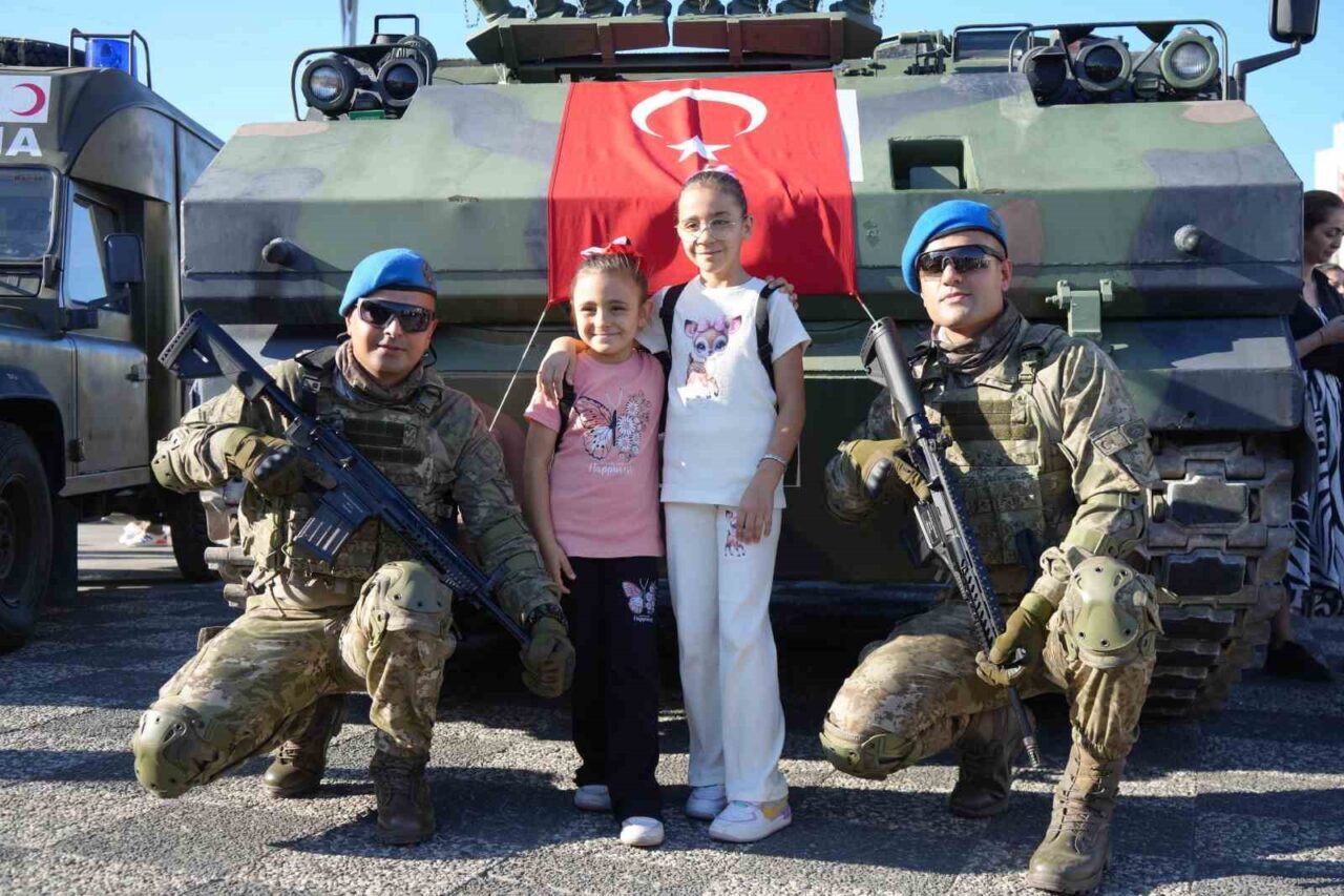 Samsun’da 30 Ağustos Zafer Bayramı dolayısıyla sergilenen zırhlı askeri ambulanslar,