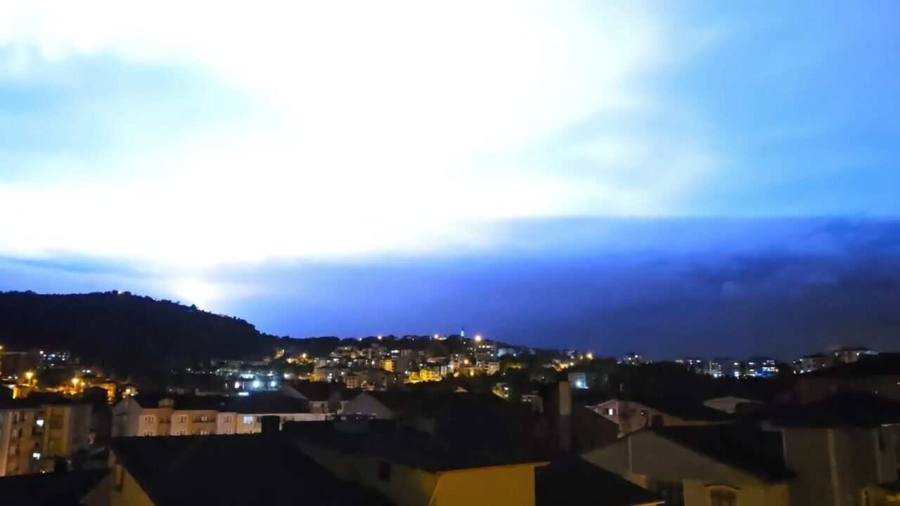 Zonguldak’ın Ereğli ilçesinde hava sıcaklığının düşmesiyle birlikte oluşan şimşekler gece