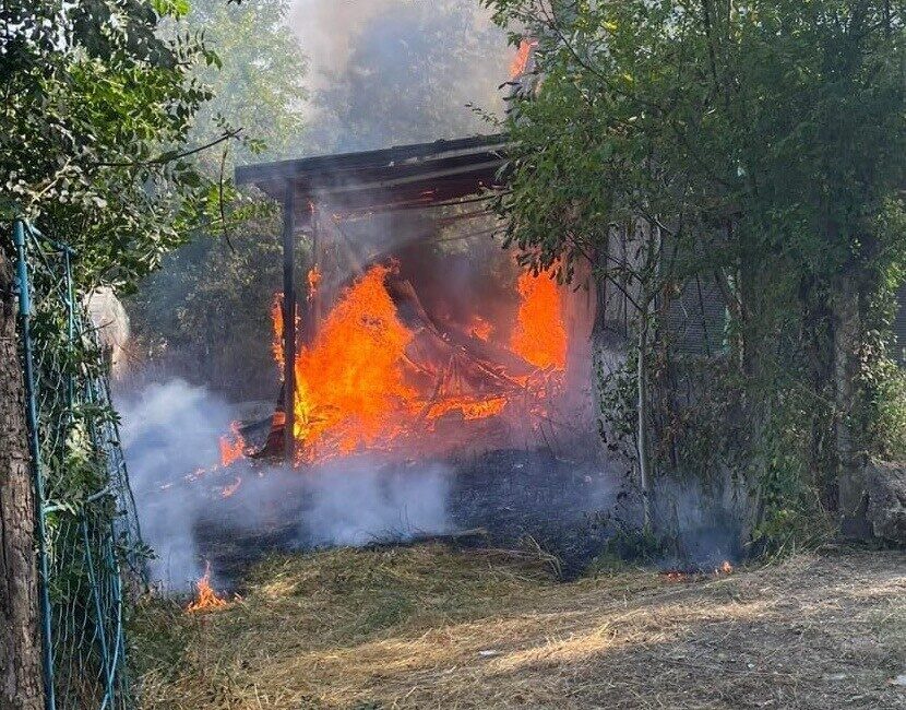 Zonguldak’ın Çaycuma ilçesinde bir evin bahçesinde otların tutuşması ile çıkan