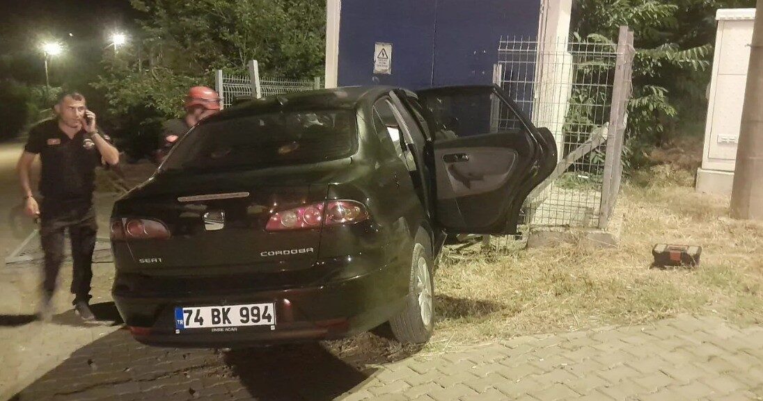 Zonguldak’ın Çaycuma ilçesinde gece saatlerinde meydana gelen kazada, sürücü, direksiyon