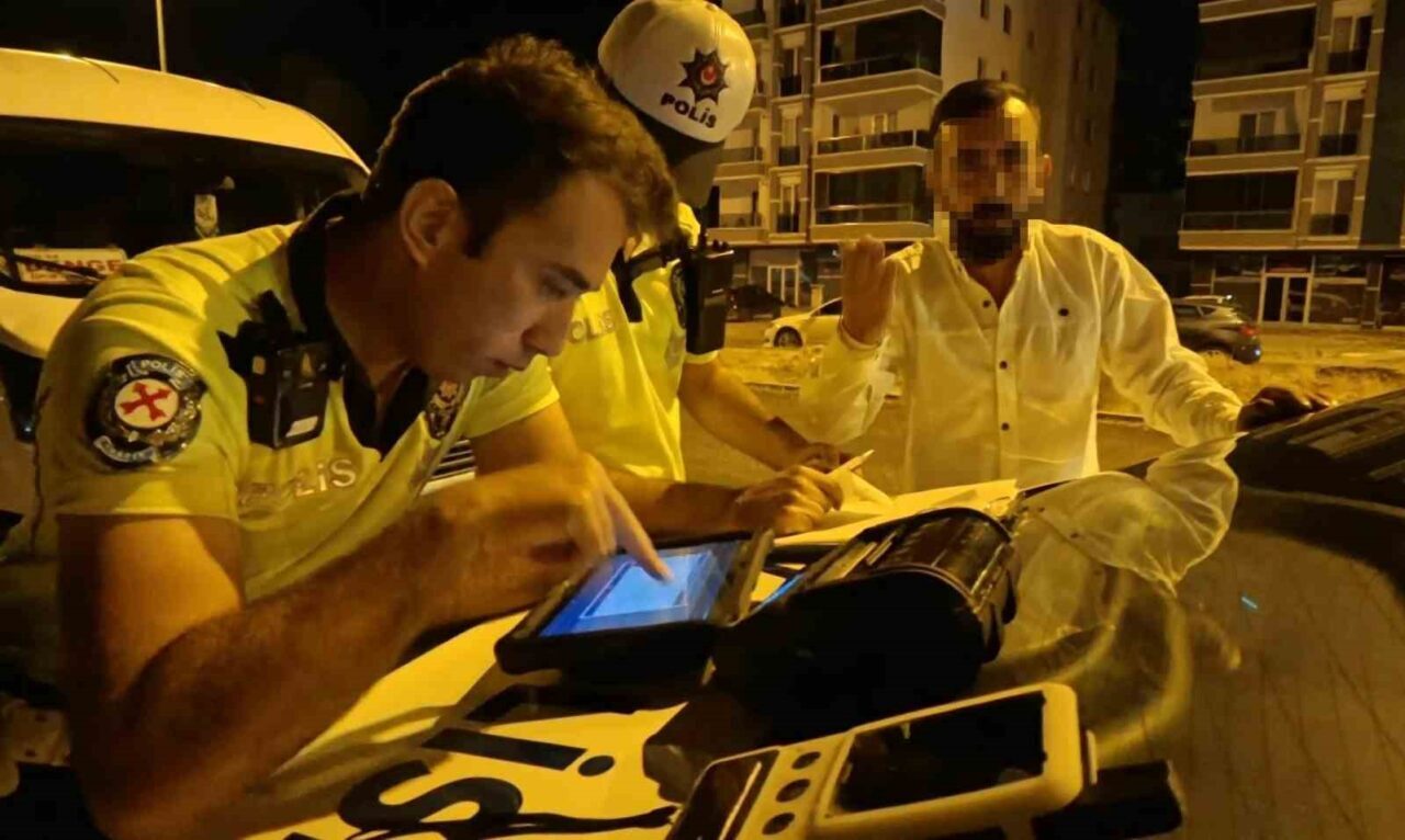 Aksaray’da alkol aldıktan sonra trafiğe çıkan sürücü polisin uygulamasına takılırken,