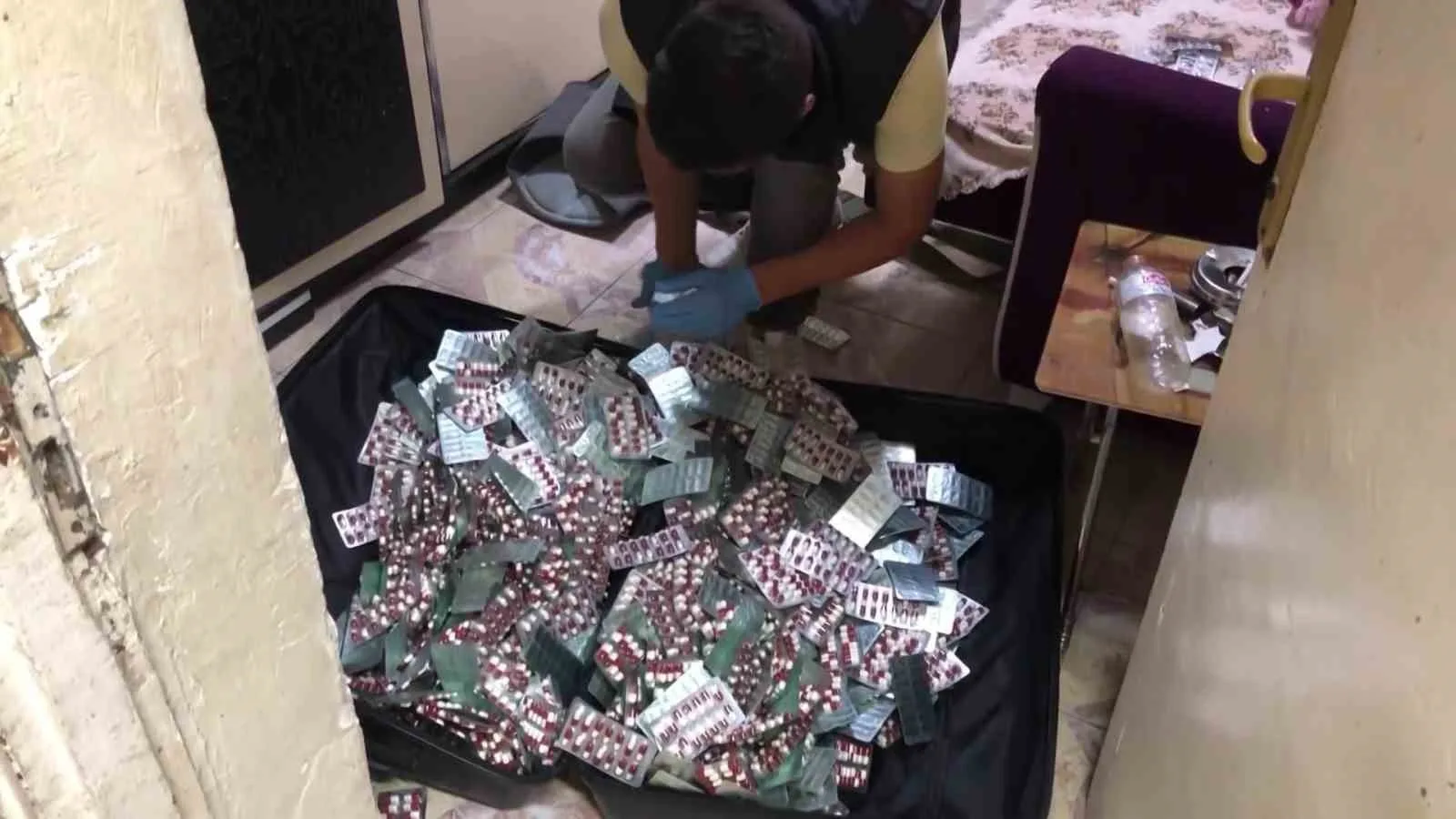 Adana’da bir evde bulunan valiz içerisinde 10 bin 386 adet