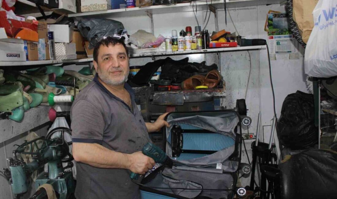 Samsun’un İlkadım ilçesinde 10 metrekarelik dükkanında 40 yıldır ayakkabı, çanta