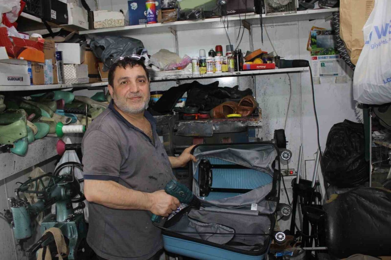 Samsun’un İlkadım ilçesinde 10 metrekarelik dükkanında 40 yıldır ayakkabı, çanta