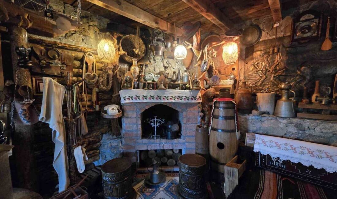 Yozgat’ın Aydıncık ilçesinde yaşayan Erdal Ertuğrul, uzun yıllar topladığı antikalar