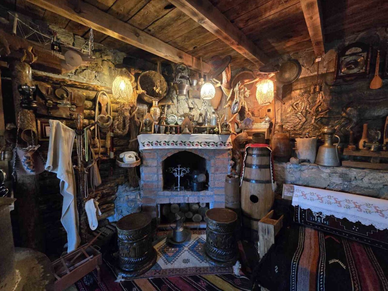 Yozgat’ın Aydıncık ilçesinde yaşayan Erdal Ertuğrul, uzun yıllar topladığı antikalar