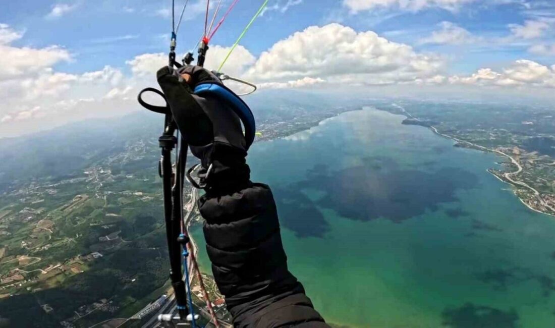 Sakarya’dan havalanan 21 yaşındaki paraşüt sporcusu Nuri Gül, gökyüzünde tam