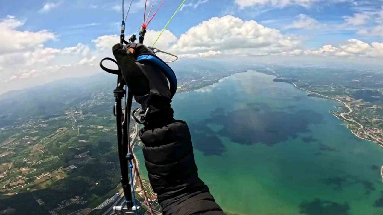Sakarya’dan havalanan 21 yaşındaki paraşüt sporcusu Nuri Gül, gökyüzünde tam