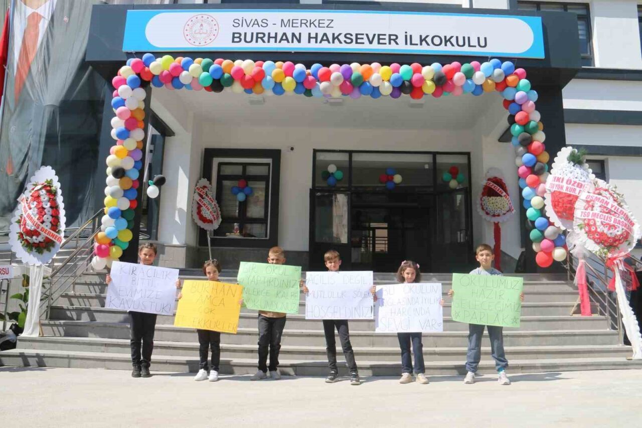 Sivas’ta hayırsever tarafından yaptırılan 12 derslikli ilkokul düzenlenen törenle hizmete