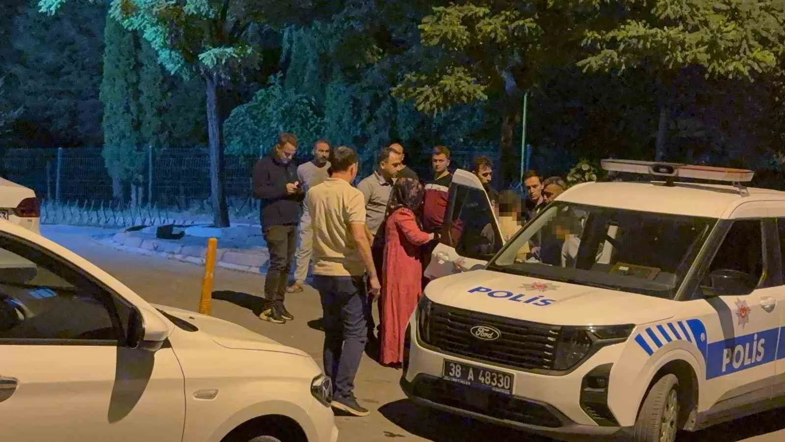Kayseri’nin Talas ilçesinde 12 yaşındaki çocuk, üvey babasını kalbinden bıçaklayarak
