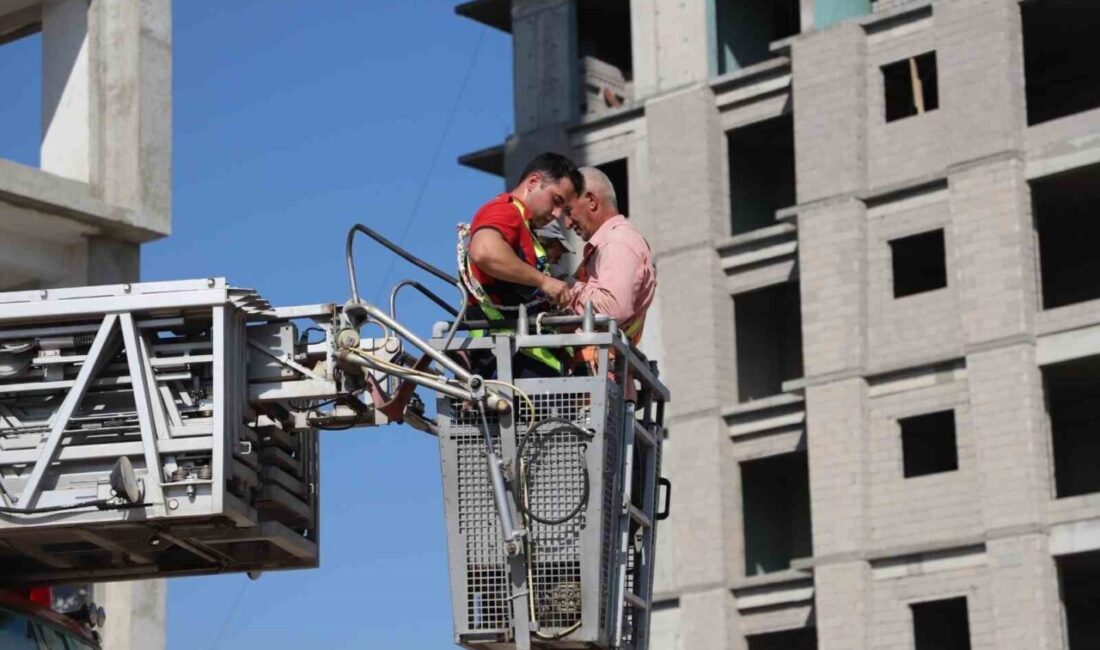 Mersin’de dış cephe çalışması yaparken 13. katta iskelede mahsur kalan