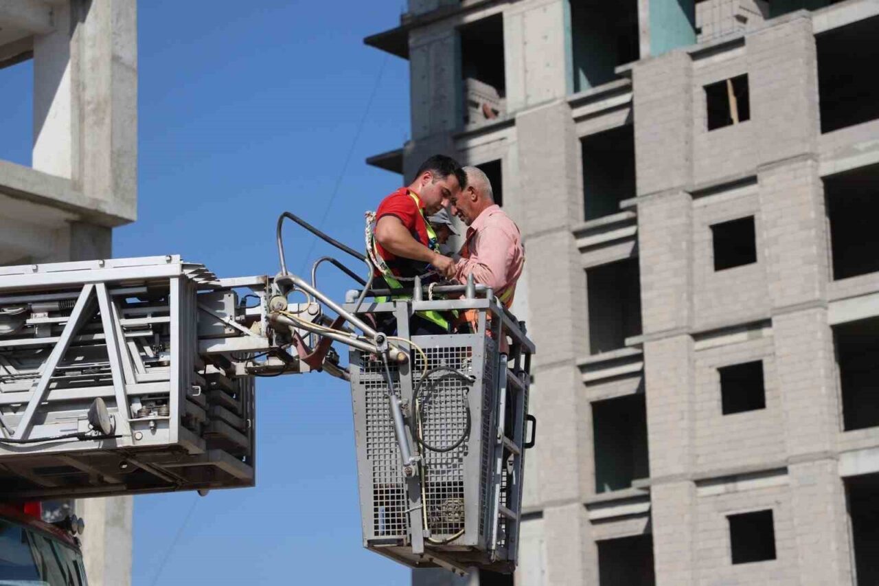 Mersin’de dış cephe çalışması yaparken 13. katta iskelede mahsur kalan