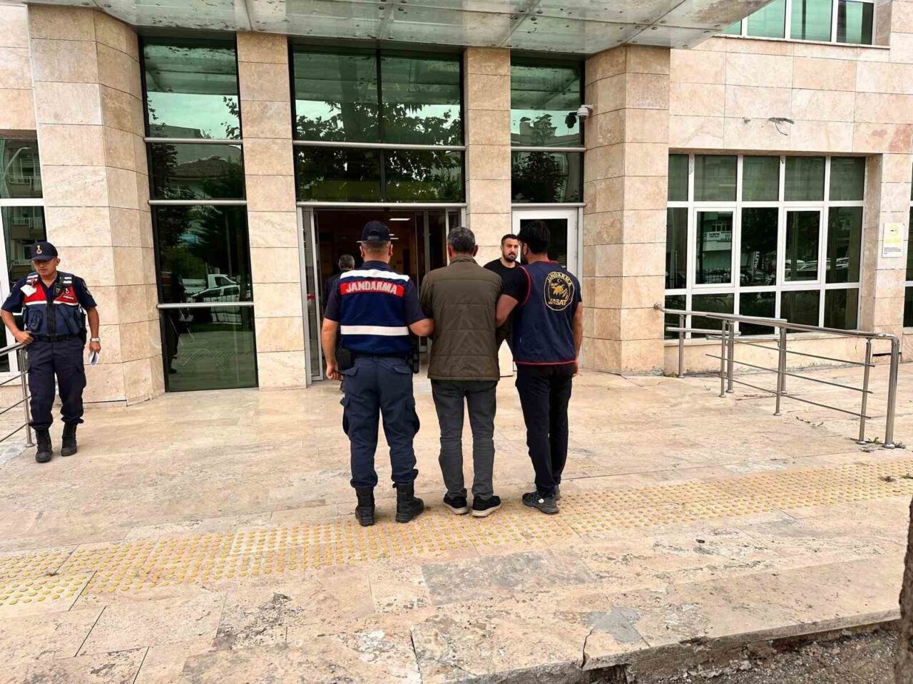 Tokat’ta kesinleşmiş 13 yıl hapis cezası bulunan firari, jandarma ekiplerince