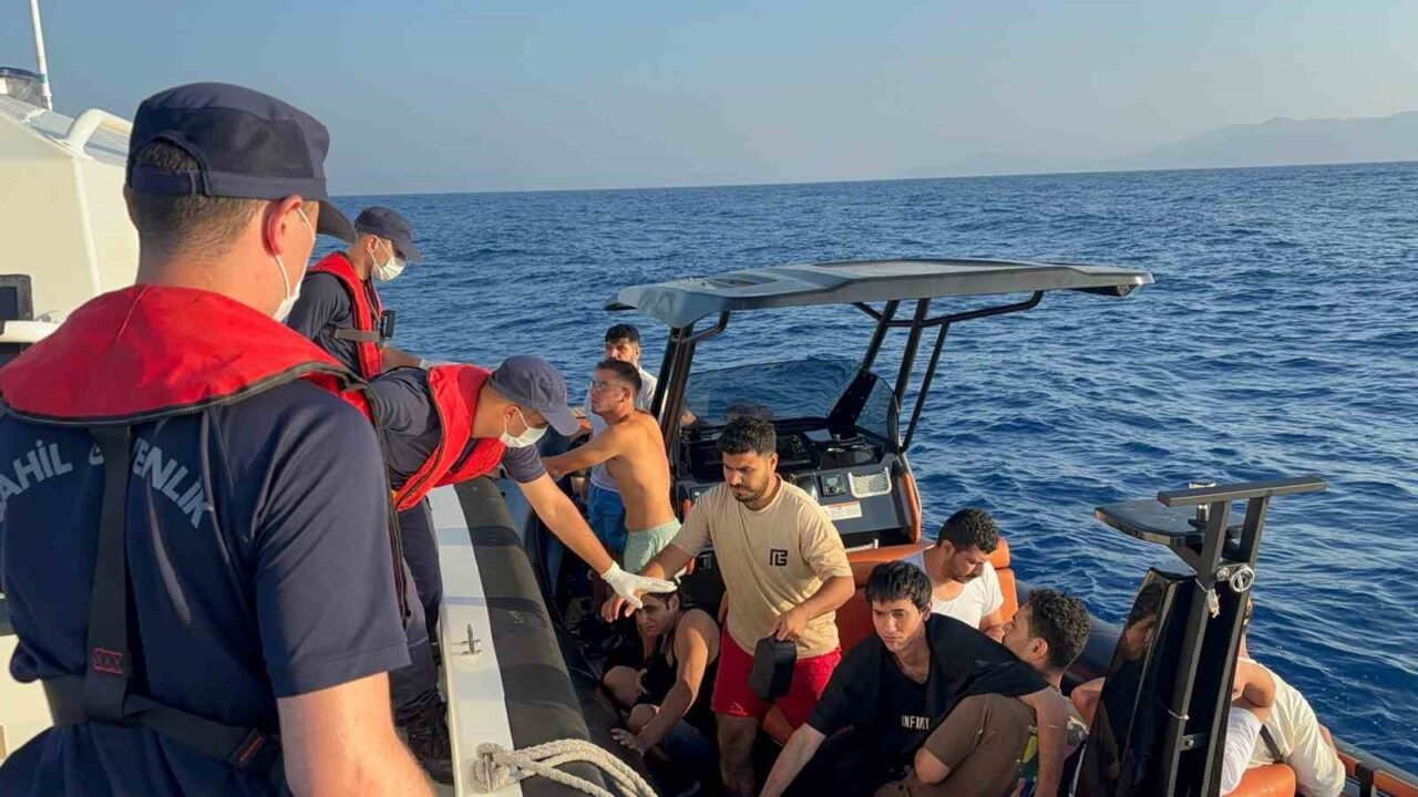 Muğla’nın Dalaman ilçesi açıklarında bindikleri lastik botun arızalanması üzerine sürüklenen