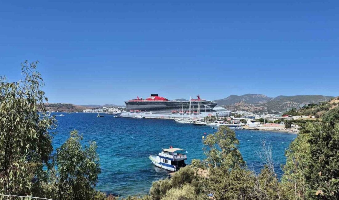 Muğla’nın Bodrum ilçesine gelen Resilient Lady adlı yolcu gemisi, 2