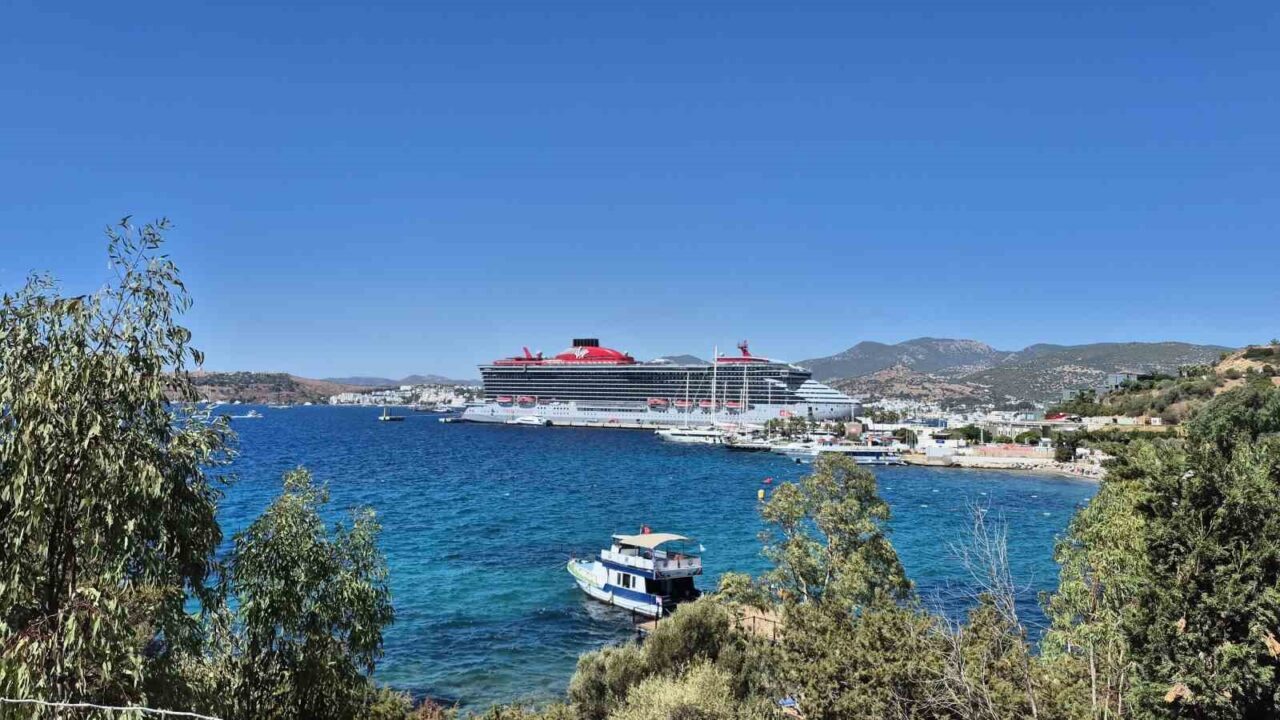 Muğla’nın Bodrum ilçesine gelen Resilient Lady adlı yolcu gemisi, 2