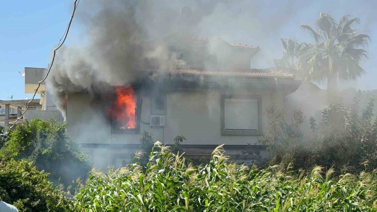 Antalya’nın Gazipaşa ilçesinde iki katlı müstakil evin ikinci katında yangın
