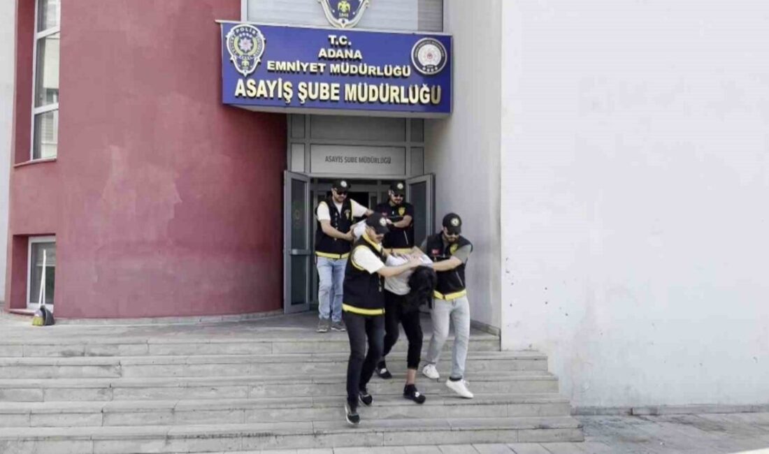 Adana’da girdikleri kuyumcuda 2 kişiyi vurup, yaklaşık 3 milyon lira