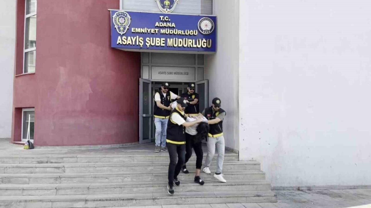 Adana’da girdikleri kuyumcuda 2 kişiyi vurup, yaklaşık 3 milyon lira