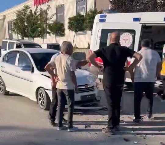 Bursa’nın İnegöl ilçesinde meydana gelen kazada 2 otomobil kafa kafaya