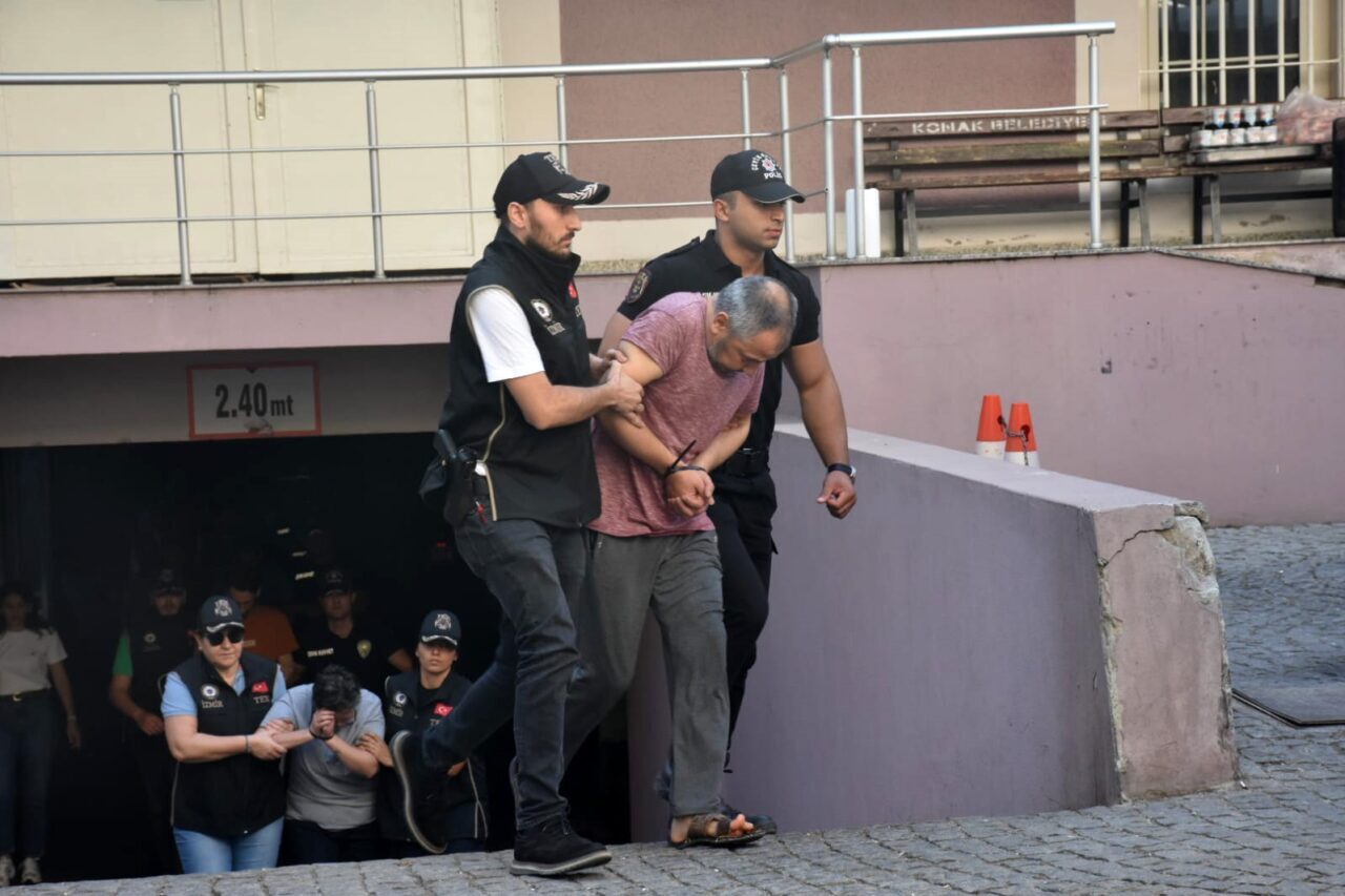 İzmir’in Balçova ilçesinde 2 polisin şehit olduğu, 2’si polis 3