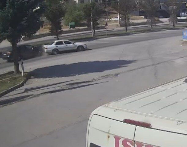 Kahramanmaraş’ın Elbistan ilçesinde 3 aracın karıştığı kaza güvenlik kamerasına yansıdı.