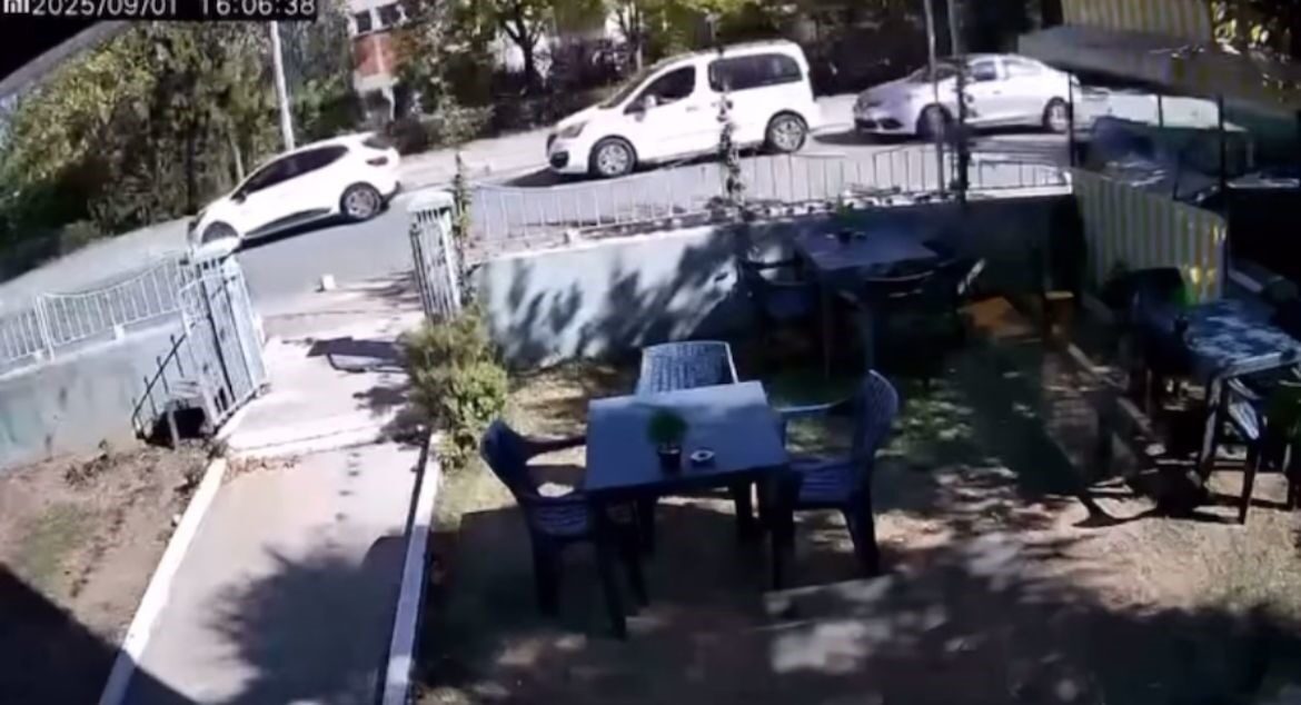 Bursa’nın Nilüfer ilçesinde 3 aracın karıştığı zincirleme kaza güvenlik kamerasına