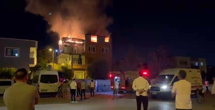 Adana’da 3 katlı evin 3. katında yangın çıktı. Ev yangından
